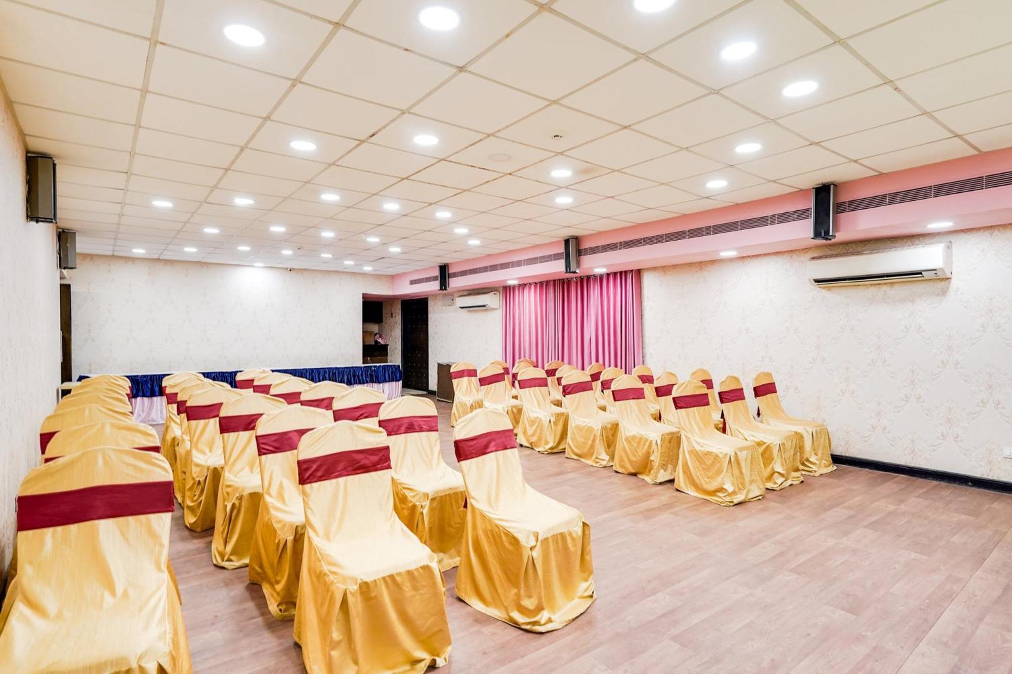 Palette Country Club Surat Hotel Exterior photo