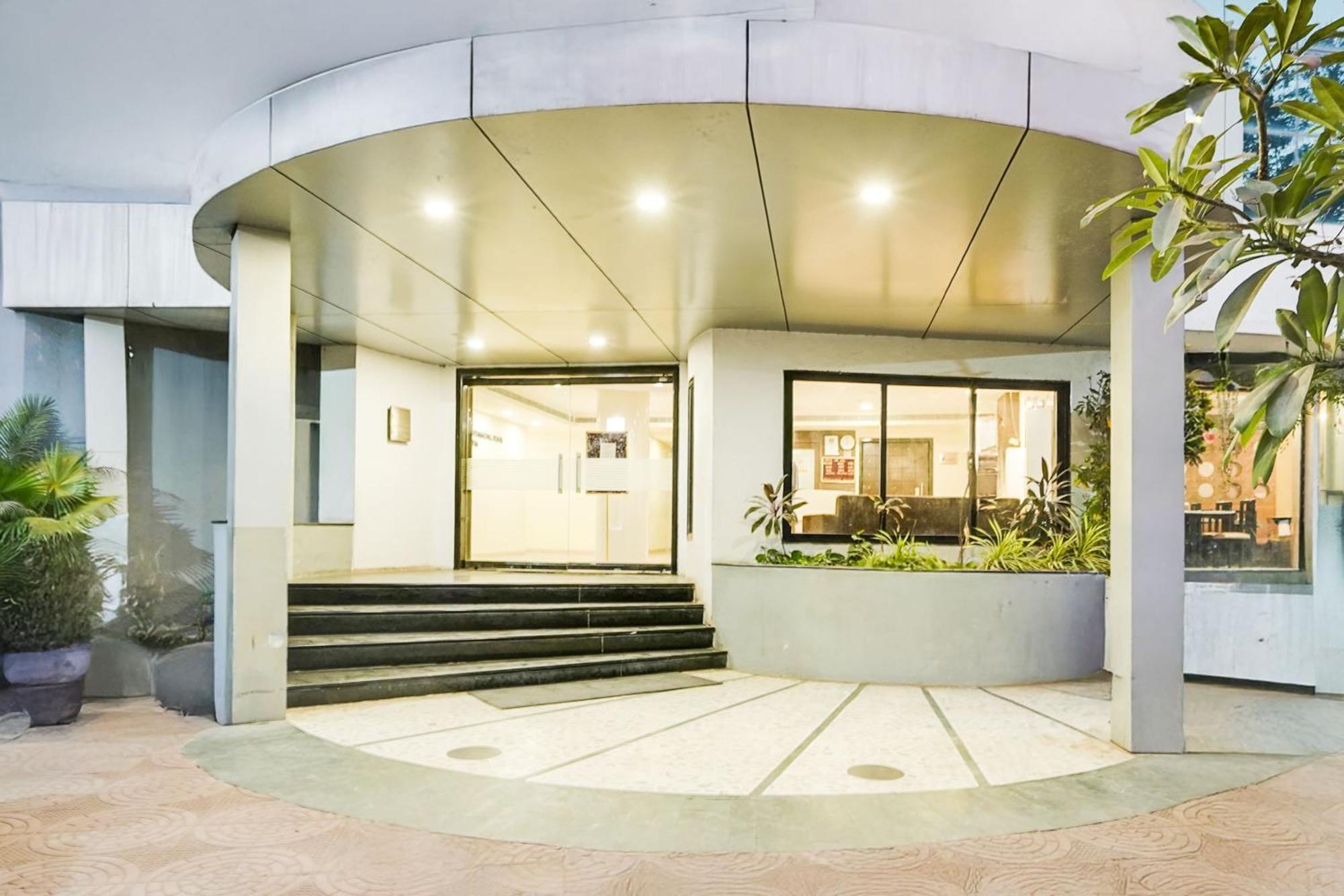 Palette Country Club Surat Hotel Exterior photo